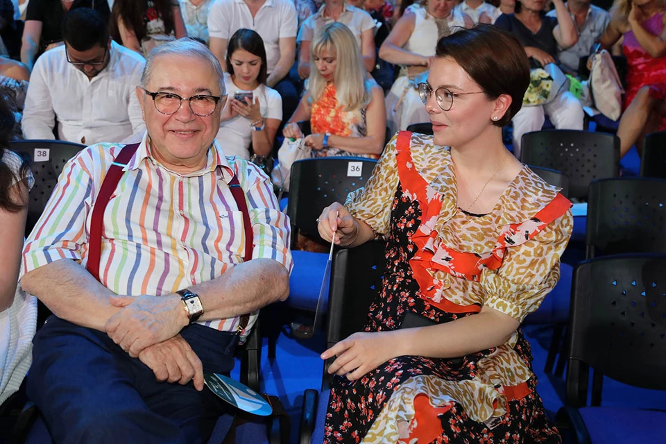 Евгений Петросян счастлив в браке с пятой женой Татьяной Брухуновой.