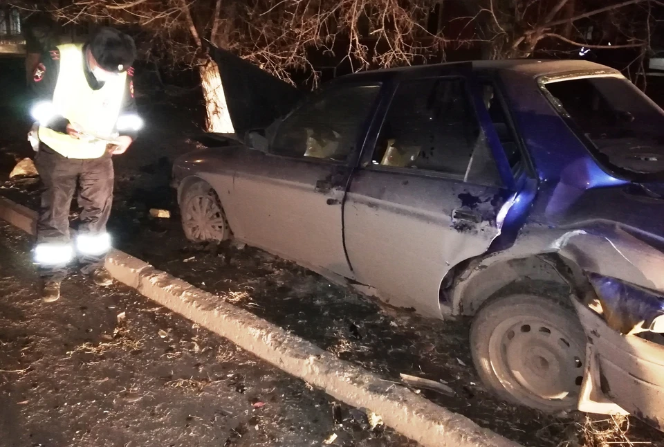 Машина с двумя детьми от удара улетела в дерево Фото: УГИБДД по Свердловской области
