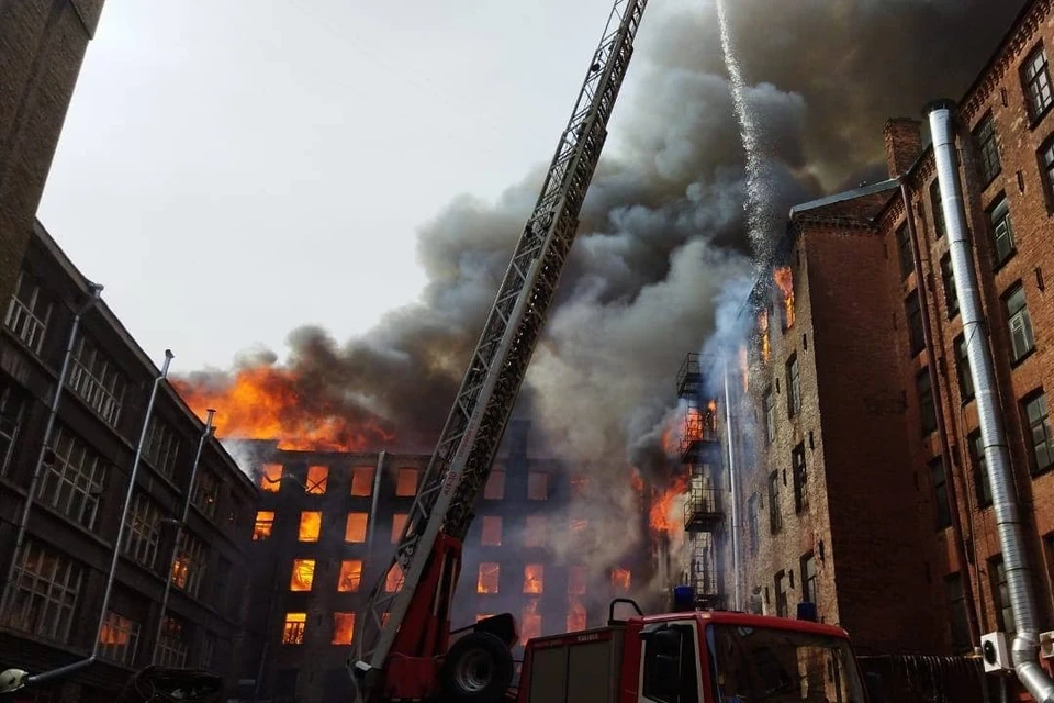 Сильнейший пожар уничтожил здание "Невской мануфактуры". Фото: ГУ МЧС СПб