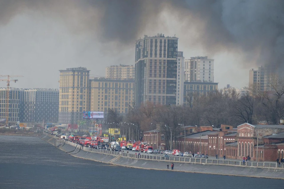 Площадь пожара на "Невской мануфактуре" в Петербурге увеличилась до 10 тысяч квадратов