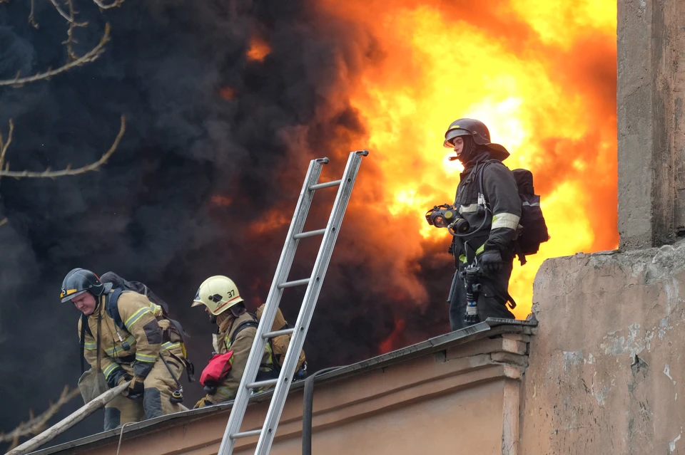В Петербурге второй день подряд тушат пожар на "Невской мануфактуре"