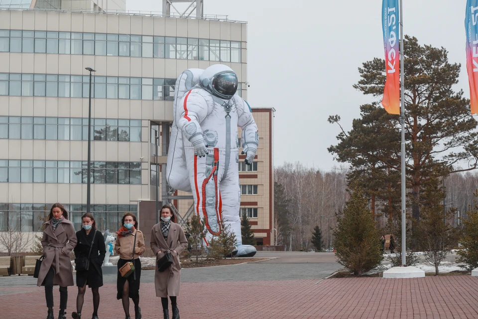 Гостей форума встречает космонавт высотой 17 метров!