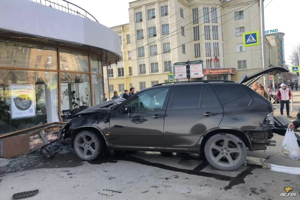 В соцсетях появилось видео, как BMW X5 сбил двух пешеходов в Новосибирске. Фото: "АСТ-54"