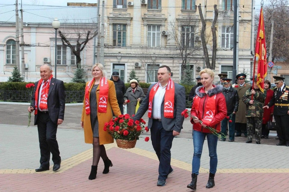 Комунисты вместе с ветеранами возложили цветы к памятнику освобождения Симферополя. Фото: Крымский реском КПРФ