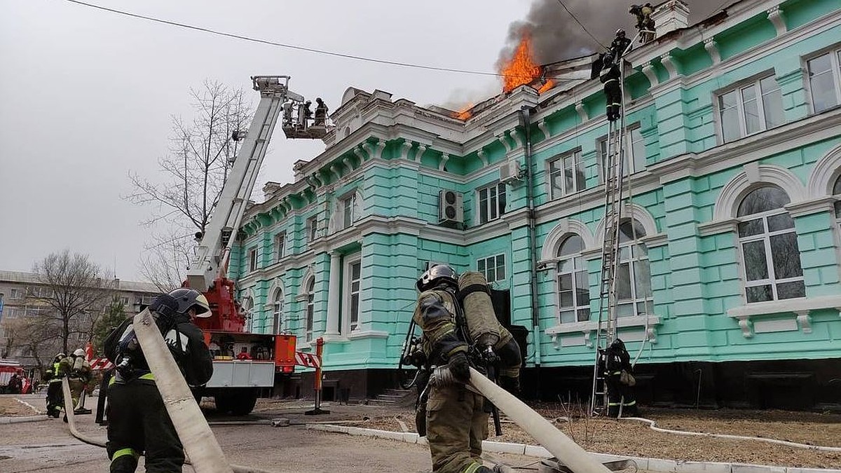 Я спрятался под кроватью от полиции