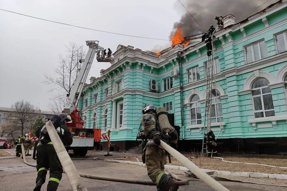 Пожар тушили 2,5 часа - и почти все это время в здании шла операция. Фото: ГУ МЧС России по Амурской области