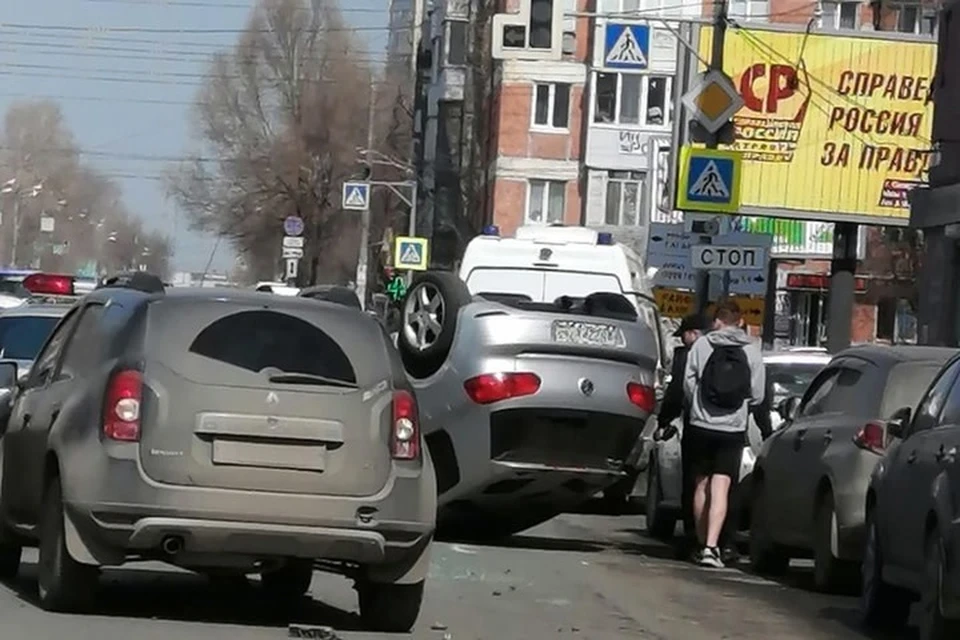 Самарцы поделились фотографиями необычной аварии в социальных сетях Фото: Дмитрий Анучкин