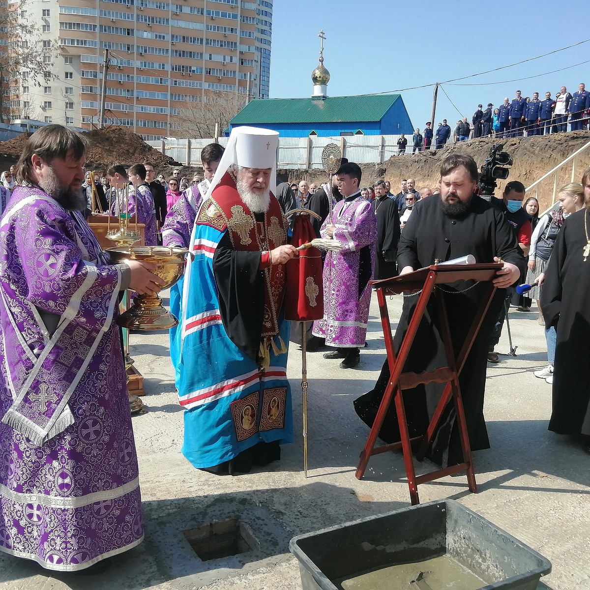 Разрешения пока нет, но КамАЗы по двору уже не едут: в Самаре освятили  фундамент епархиального центра у Ботанического сада - KP.RU