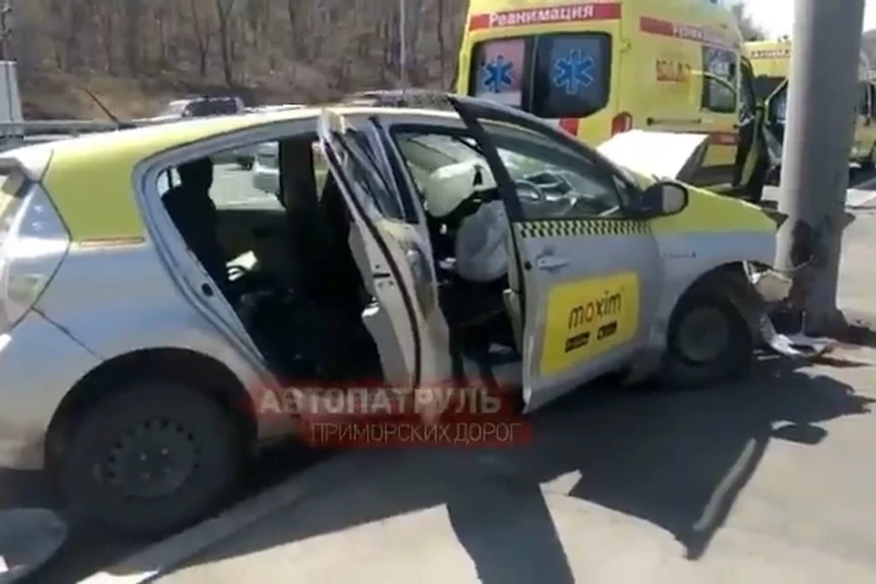 ДТП с участием такси произошло в районе Академгородка. Скриншот видео: instagram.com/autopatrul_otv_prim