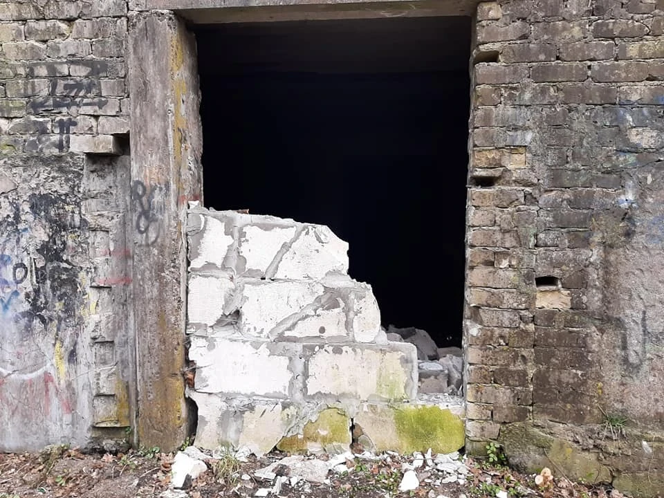 Сломанная тараном стена