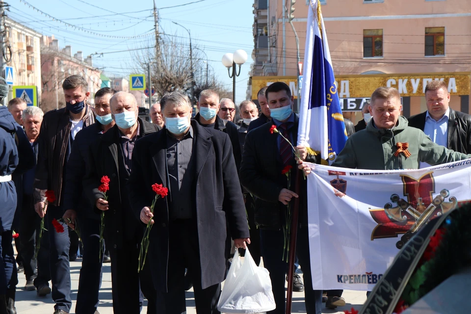 Ветераны возлагают цветы к памятнику Победы.