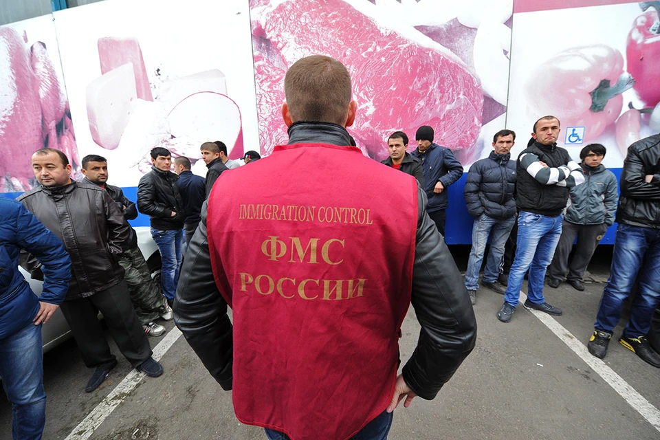 Совместный рейд сотрудников полиции и управления ФМС РФ по выявлению незаконных мигрантов.