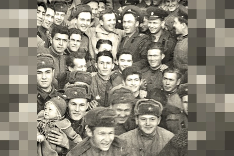 Эта фотография была прислана в "Комсомолку" подполковником запаса Николаем Латкиным незадолго до празднования 50-летия полета Юрия Гагарина.