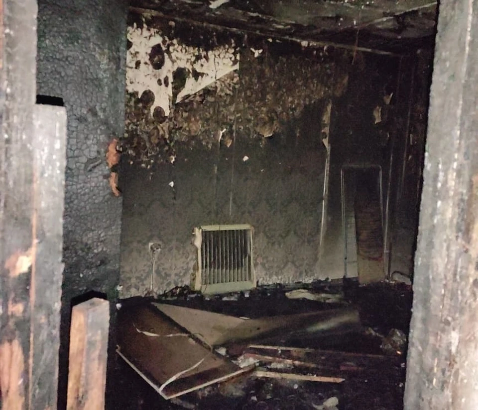 В квартире на ул. Льва Толстого пострадала одна из комнат; также в подъезде обгорела электропроводка и закоптились стены. Фото: пресс-служба ГУ МЧС России по Томской области.