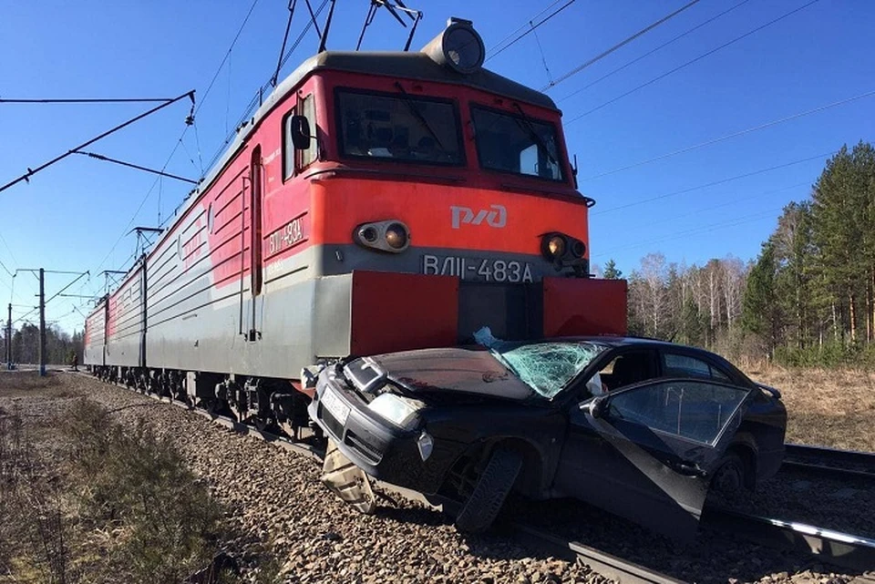 Три человека из легкового автомобиля получили травмы Фото: пресс-служба Уральской транспортной прокуратуры
