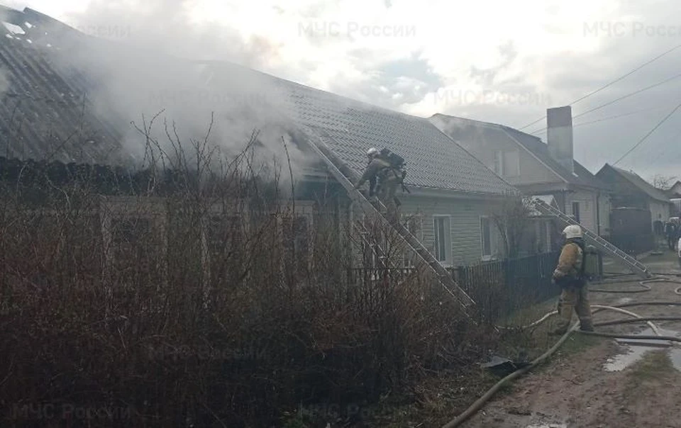 Огонь охватил кровлю по всей площади жилого дома.