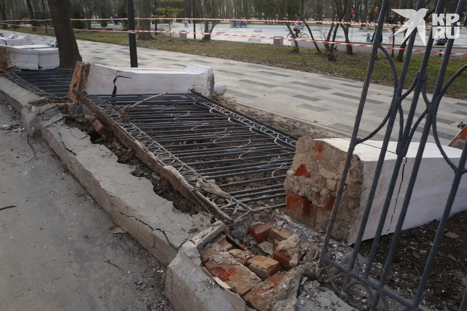 Демонтаж оград. Варварское разрушение ограды в парке. Варварское благоустройство района Рязанский. Ограждение обелисков в парке. Зачем демонтируют ограду в парке Печатники.