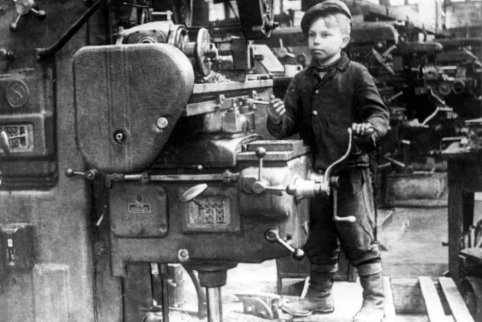 Фотография 12-летнего пермского фрезеровщика Вали Кусакина в годы войны обошла многие газеты. Фото: Музей «Пермских моторов».