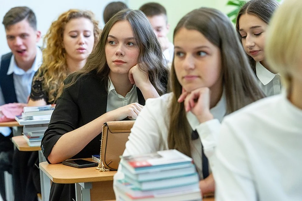 Ленинградским педагогам, подготовившим победителей и призеров Всероссийской олимпиады, будут вручать губернаторские премии.