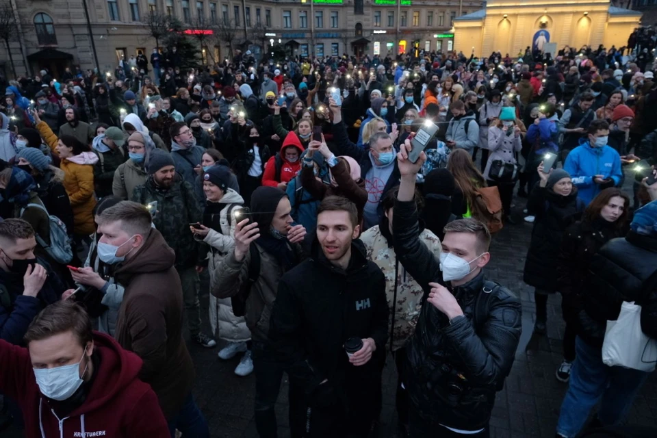Полиция сообщила о 4,5 тысячи участников незаконной акции протеста в Петербурге.
