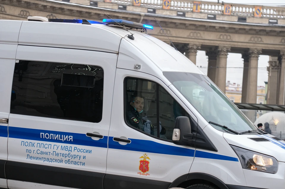Полиция задержала 13 человек, подозреваемых в мошенничестве.