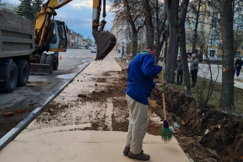 Роя котлован под фундамент новой ограды Наташиного парка, техника повредила корни деревьев. Фото: admrzn.ru