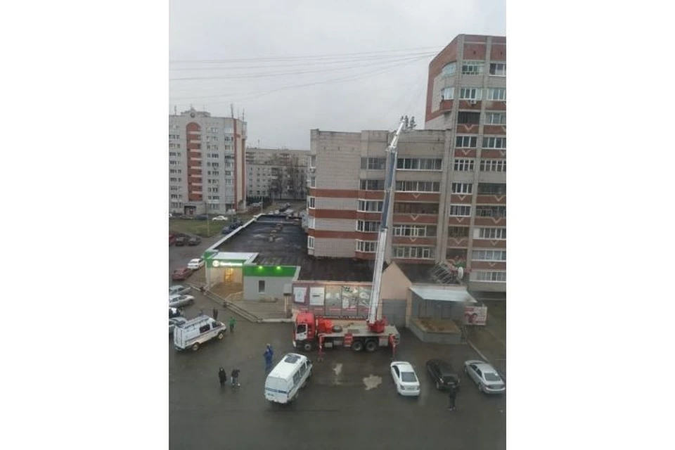 Мужчина упал с девятого этажа на семиэтажную секцию дома. Фото: пресс-служба ГУ МЧС России по Удмуртии