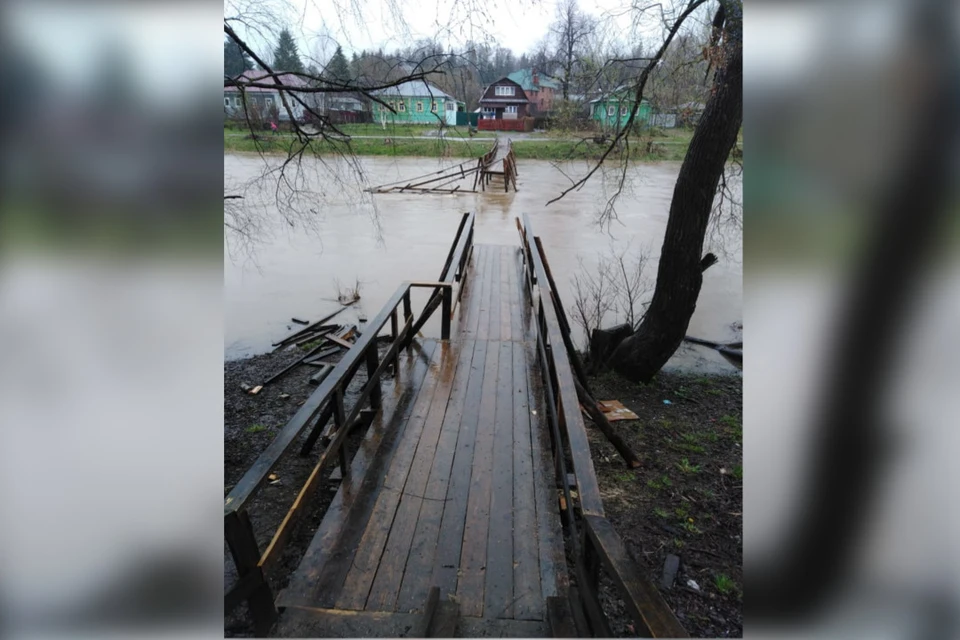 Мостик только-только смонтировали, но он не устоял под потоком поднявшейся в реке воды. Фото: VK/Администрация Кашинского городского округа