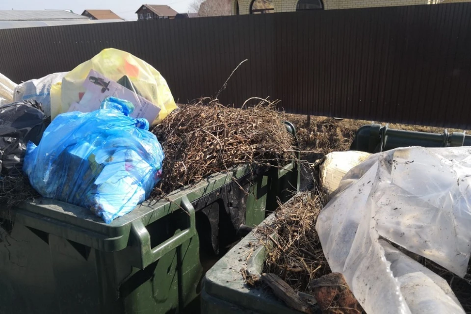 Весной контейнерные площадки оказываются завалены мешками с мусором, собранным на субботниках и ветками от обрезки деревьев.