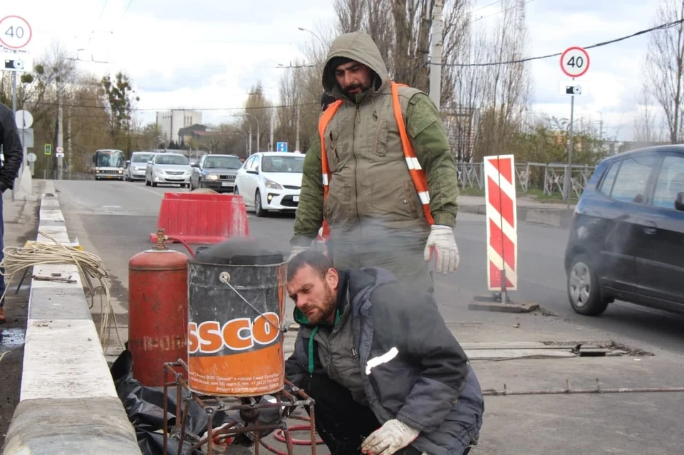 Главная задача рабочих - привести в порядок швы путепровода.