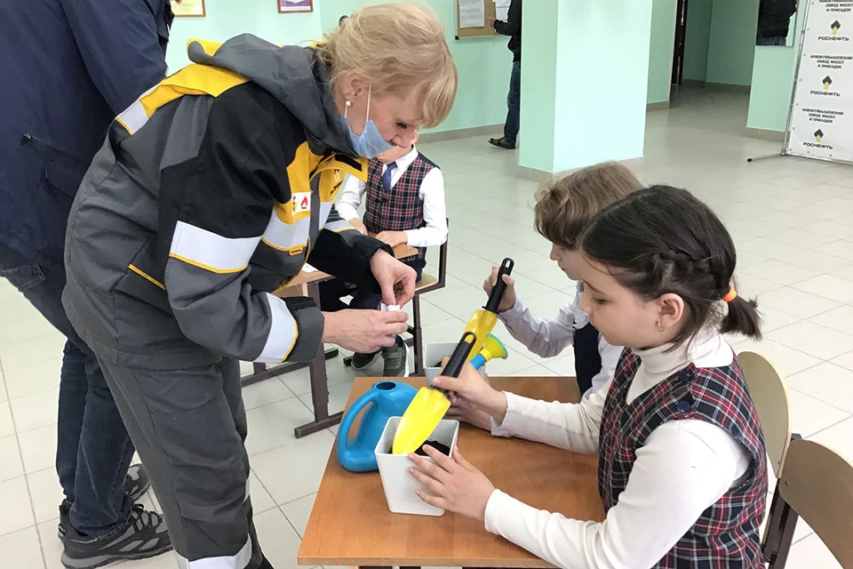 Второклашки научились сажать растения.