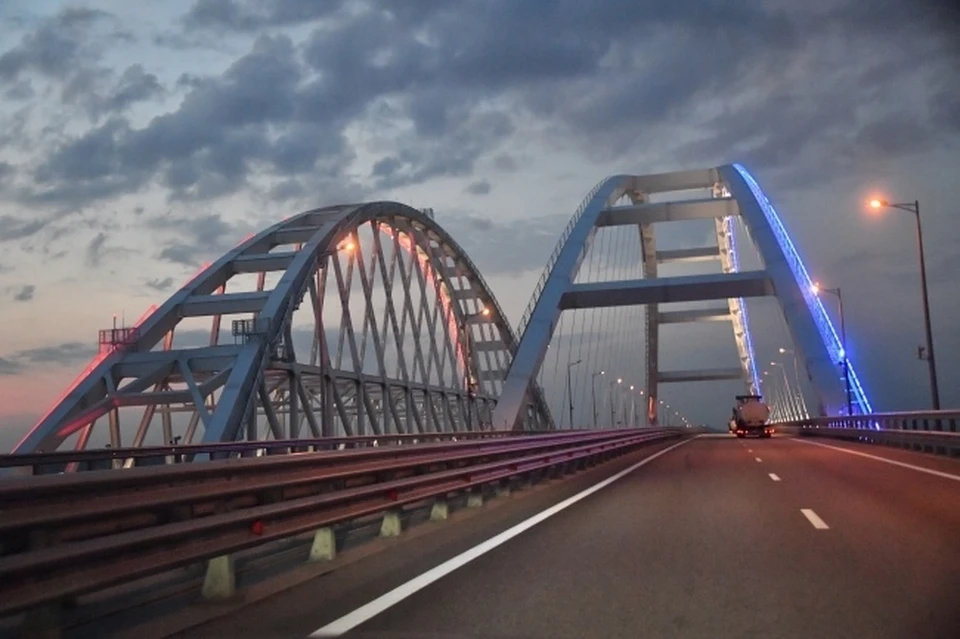 Длина Крымского моста – 19 километров. Он соединяет Керченский полуостров Крыма с Таманским полуостровом Краснодарского края.