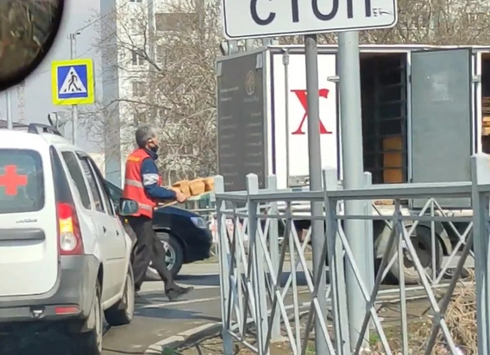 Водитель собрал выпавший из грузовика хлеб и поехал дальше. Фото: «ЧП Омск»