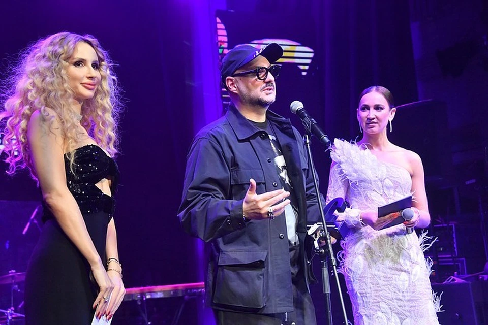 Светлана Лобода и Ольга Бузова вели церемонию награждения Cosmopolitan Man Awards.