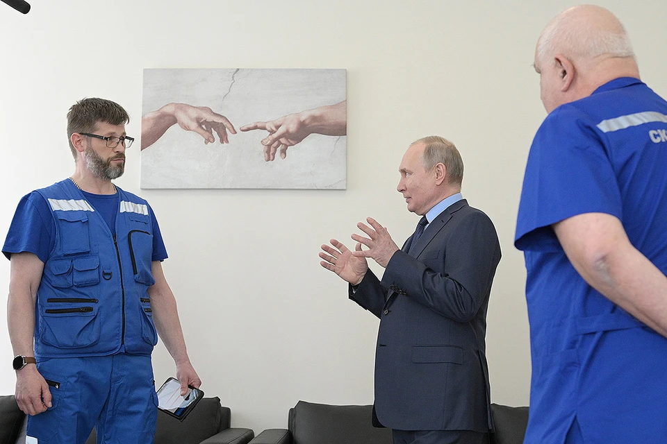 Президент РФ Владимир Путин во время посещения нового здания станции скорой медицинской помощи № 4 в городе Пушкине. Фото: Алексей Дружинин/пресс-служба президента РФ/ТАСС