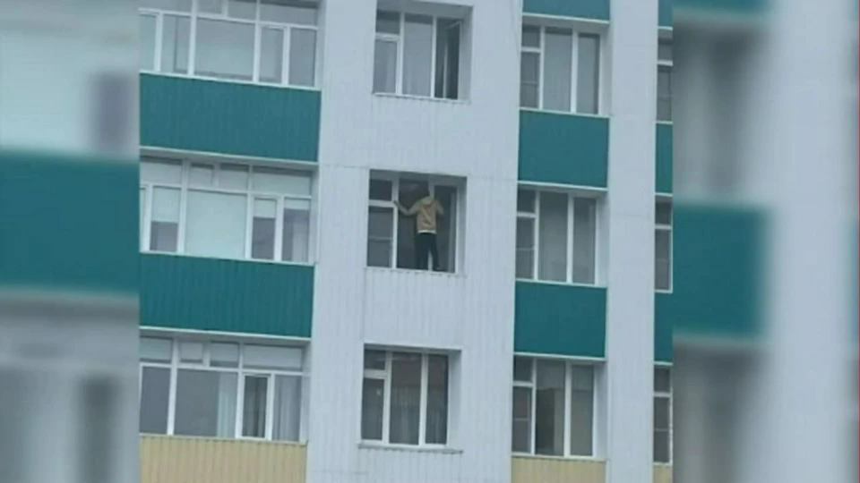 В Надыме школьник чуть не выпал из окна Фото: Ямал-Регион