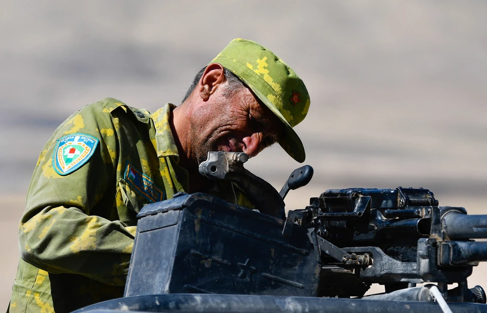 Таджикистан. Военнослужащий во время учений на полигоне Ляур. Нозим Каландаров/ТАС
