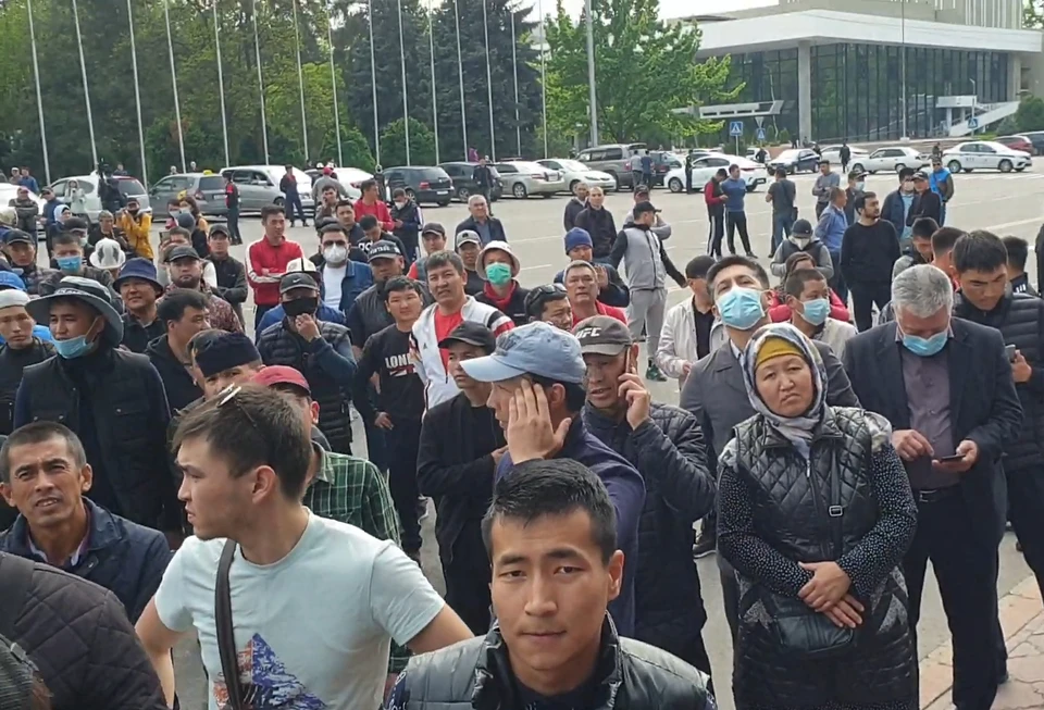 У Дома правительства в Бишкеке проходит митинг в поддержку баткенцев.