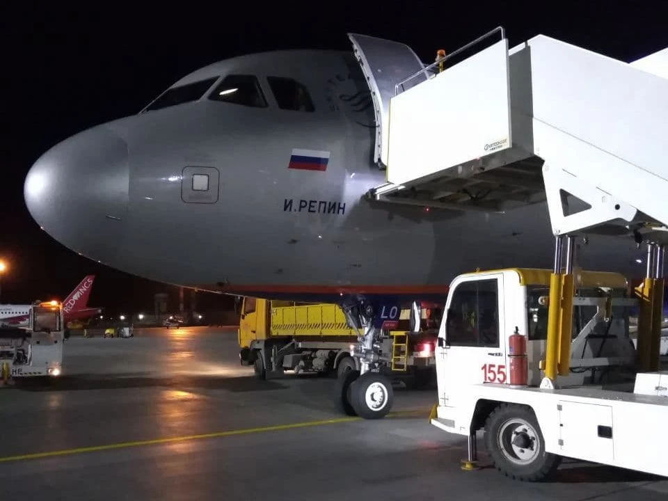 Борт, прибывший накануне в Челябинск, носит имя живописца Ильи Репина. Фото: читатель КП