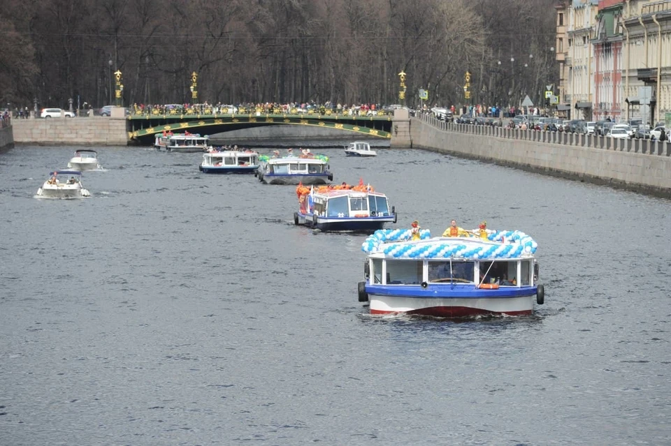 Туристический сезон в Петербурге открыли речным карнавалом.