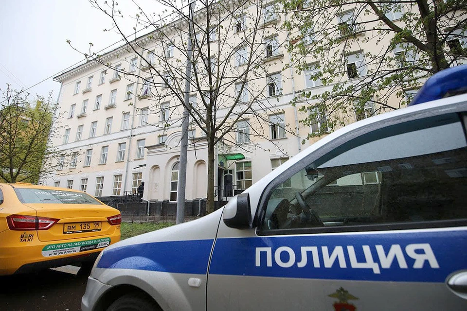 Автомобиль полиции у здания отеля "Вечный зов", в котором ночью случился пожар.