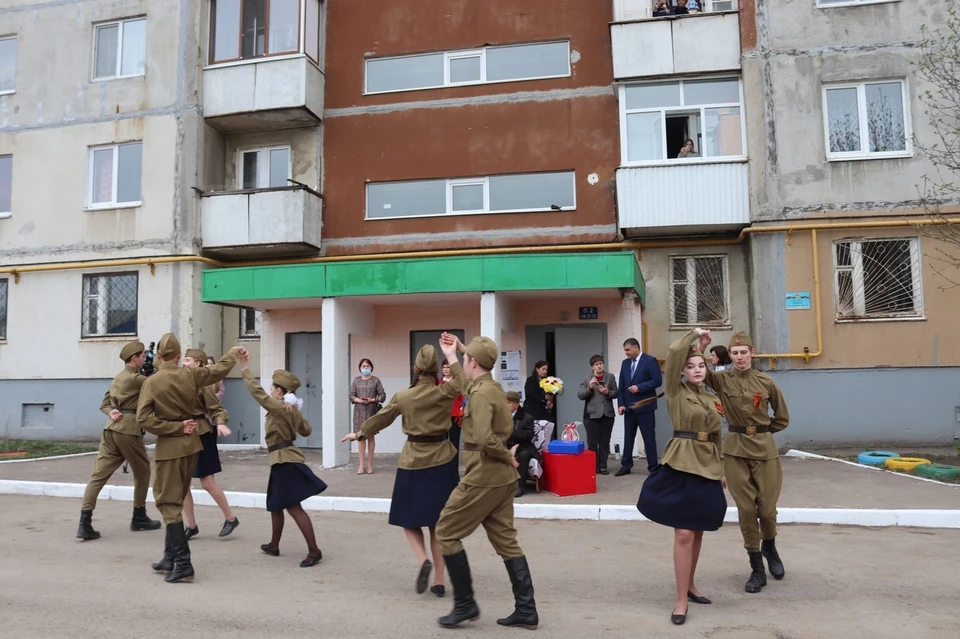 Ветерана порадовали плясками и песнями