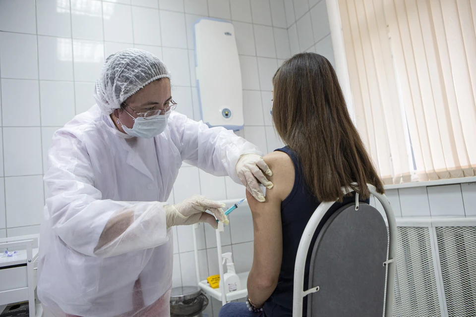 Глава центра рассчитывает, что решение о проведении третьей фазы испытаний вакцины «КовиВак» будет принято до конца мая 2021 года
