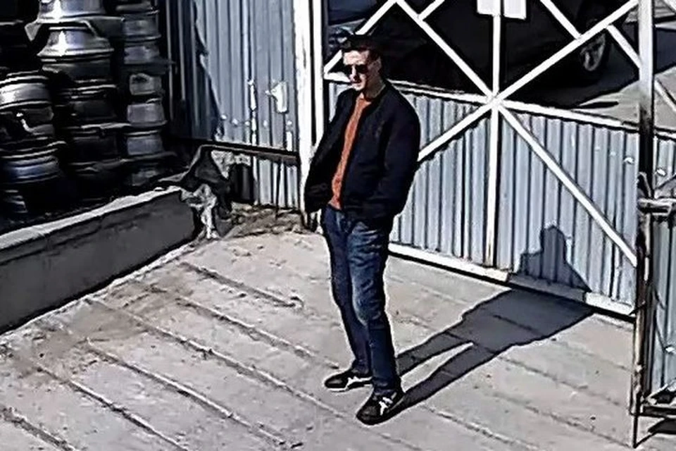 Подозреваемый попал на запись камеры наружного наблюдения.