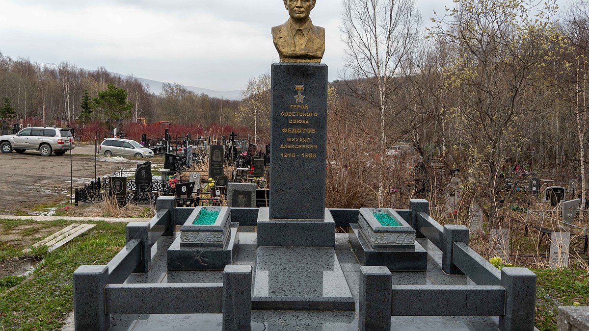 Накануне Дня Победы в Южно-Сахалинске привели в порядок захоронение Героя  Советского Союза - KP.RU