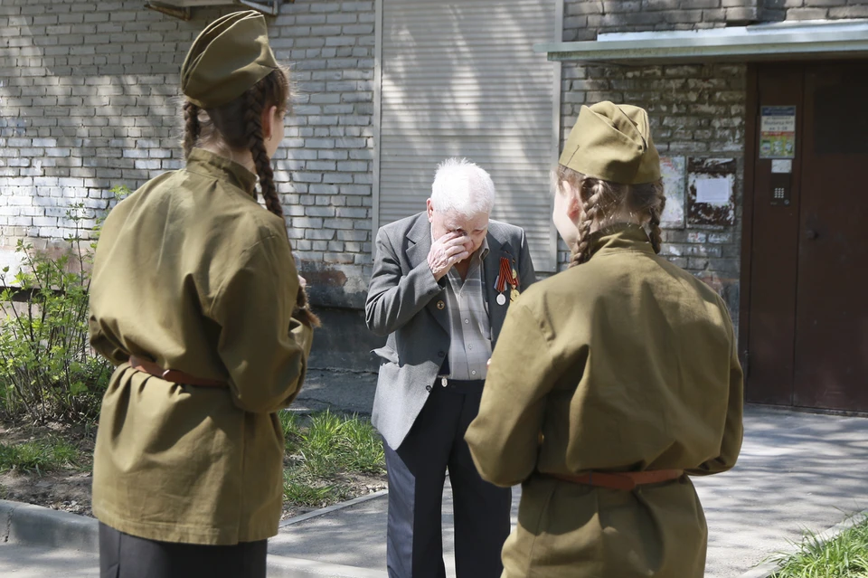 В Барнауле поздравили ветеранов накануне Дня Победы.