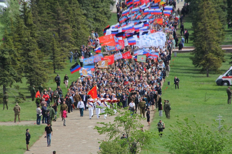 В празднике участвовали тысячи человек с флагами ДНР и России
