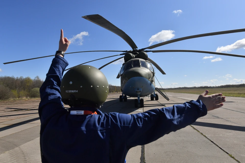 Член экипажа вертолета перед началом репетиции воздушной части парада Победы.