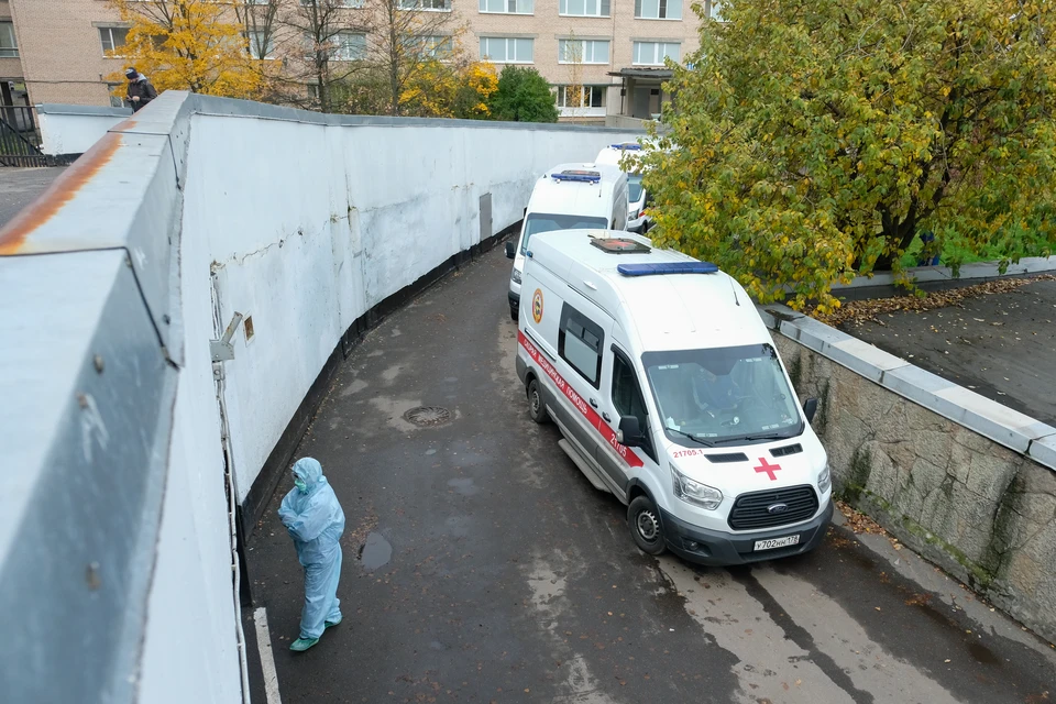 Медики Петербурга продолжают сражаться с коронавирусом.