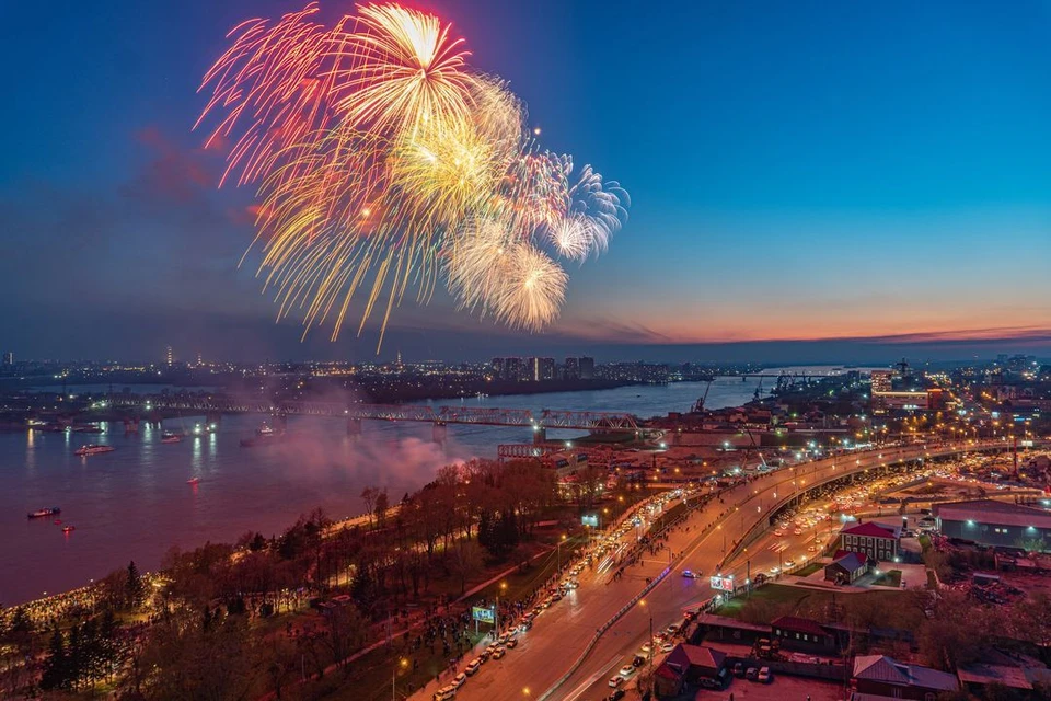 Традиционный салют сибиряки увидели в 22.00.